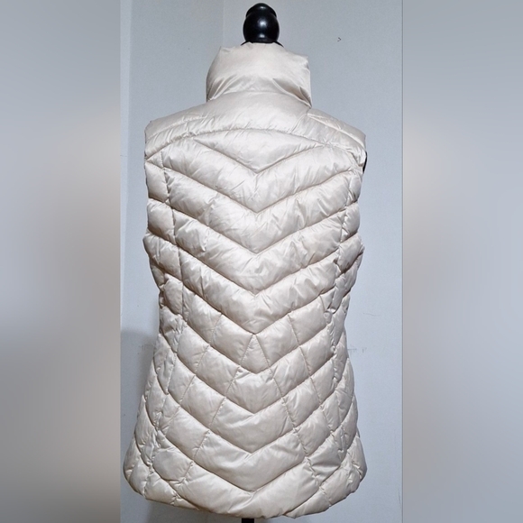 Big Chill Quilted Puffer Vest in Cream with Black Trim - Picture 3 of 8